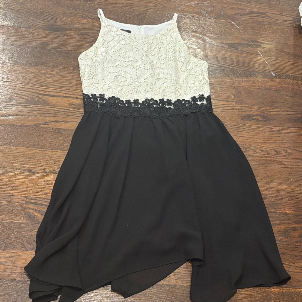 Chic Kids Dress with Black Skirt and White Lace Bodice